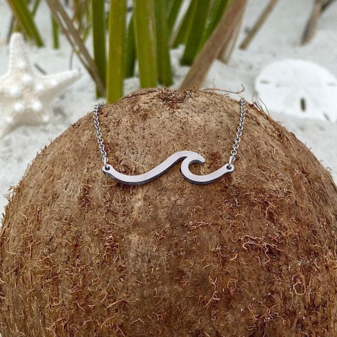 Elegantiškas sidabrinis jūros bangos pakabukas – puikus akcentas vandenyno žavesiui