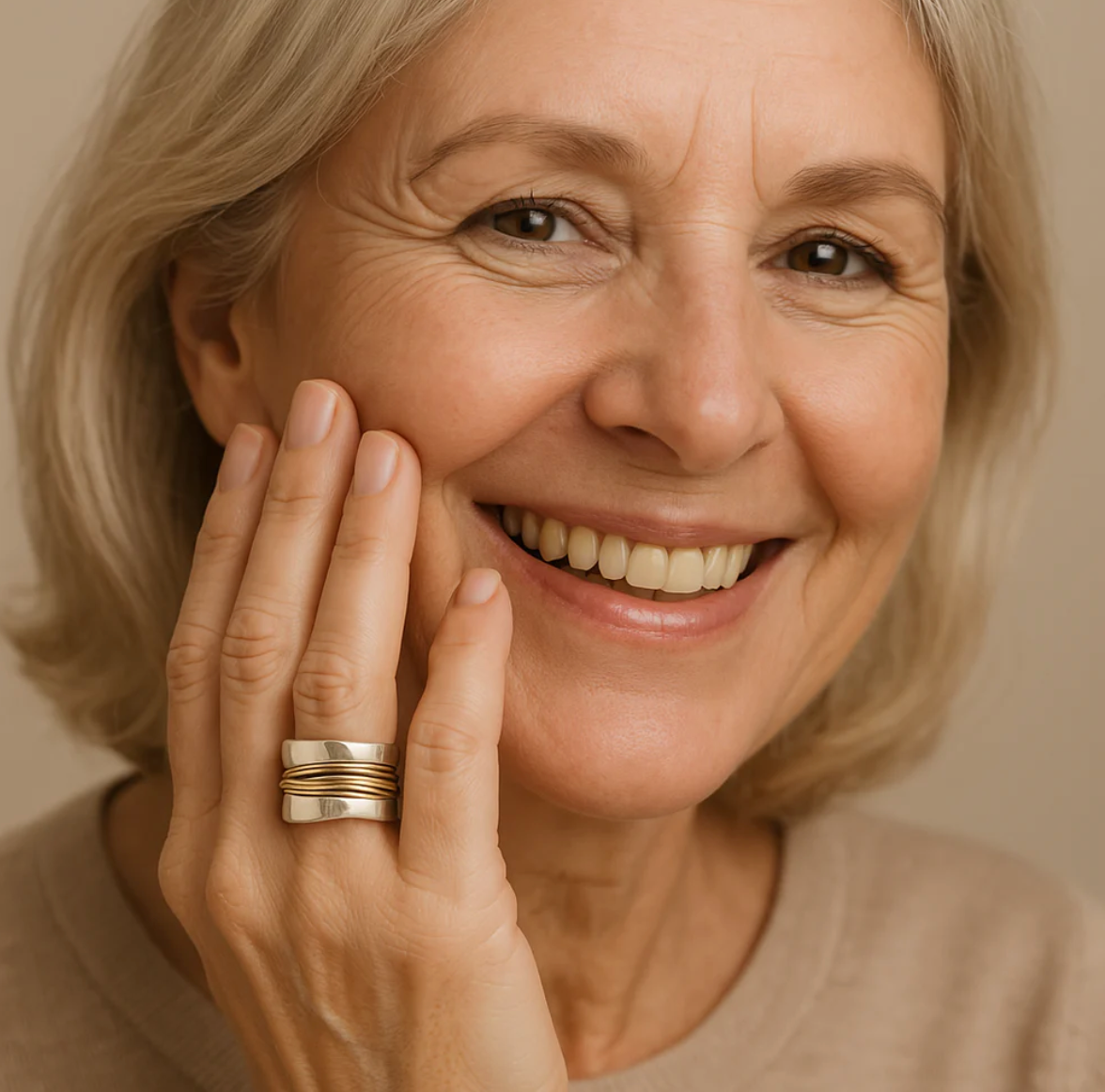 Sidabrinis žiedas su auksiniais siūlais