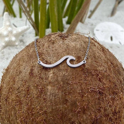 Elegantiškas sidabrinis jūros bangos pakabukas – puikus akcentas vandenyno žavesiui