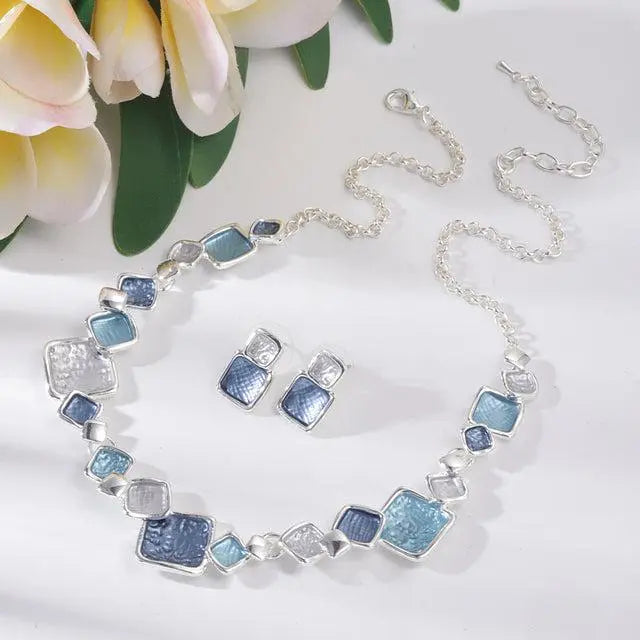 Elegantiški apyrankės apvalios su pilku emaliu ir geometriniu dizainu