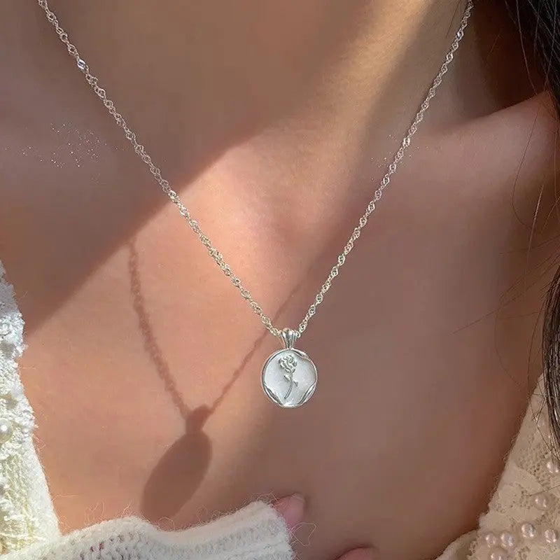 Elegantiškas Aplinkos Pakabučio kaklaraištis su Baltu Poliruotu Apdaila