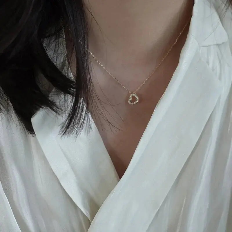 Blizganti ir elegantiška širdies formos kaklo papuošalas