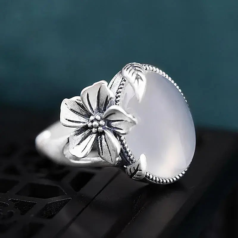 Mėnulio akmens žiedas senovinio sidabro